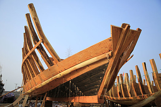 山东省日照市,实拍任家台造船厂,造一艘木质渔船需要2个月