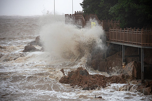 台风,利奇马,朱家尖乌石塘景区大浪持续不断冲击堤岸
