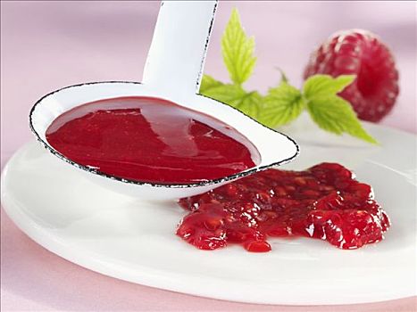 树莓酱,盘子,长柄勺
