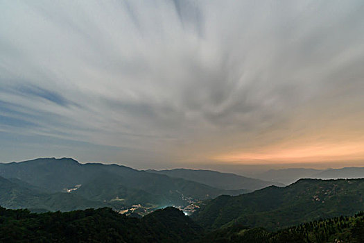 夜晚的山区