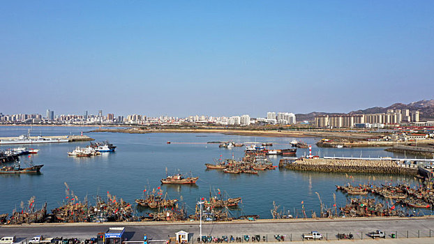 山东省日照市,航拍春日里的渔港,千帆云集蓝色港湾