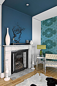 装饰,壁炉架,蓝色背景,墙壁,扶手椅,边桌,铬合金,图案,壁纸