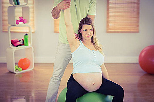 孕妇,放松,按摩,坐,健身球,工作室