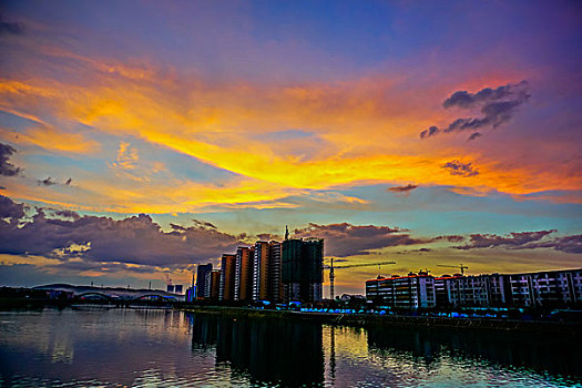 建筑群,高楼,河,灯,东江湾,文化广场,夜景,树林,蓝天,白云,栏杆,铁锁链,游艇,船