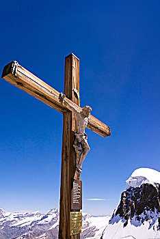 瑞士冰川天堂上的十字架