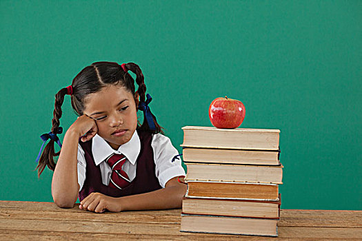 不开心,女生,看,书本,一堆,苹果,黑板,教室