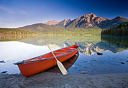 红色,独木舟,岸边,金字塔,湖,碧玉国家公园,艾伯塔省,加拿大