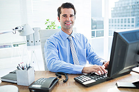 微笑,商务人士,用电脑,电脑,办公室