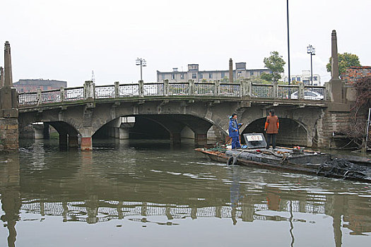 大运河上苏州市区的桥已经不能通过大船了
