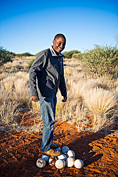 站立,男人,鸵鸟蛋,卡拉哈里沙漠,住宿,纳米比亚,非洲