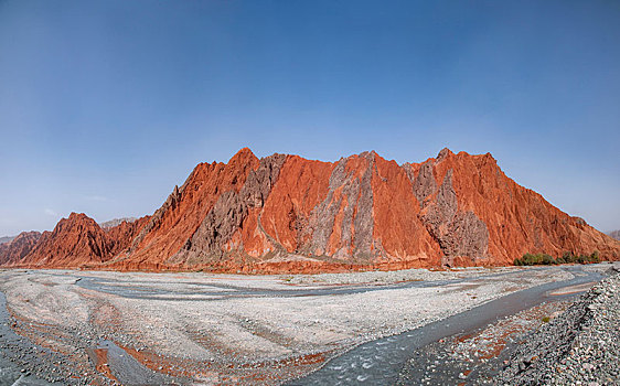 新疆喀什奥依塔克冰川景区河谷边的红色群山山体