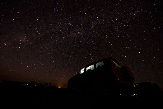 星空下的越野车