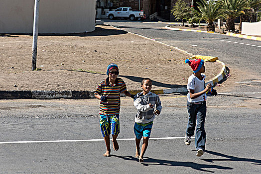 孩子,跑,穿过,街道,基特曼斯胡普,纳米比亚,街景