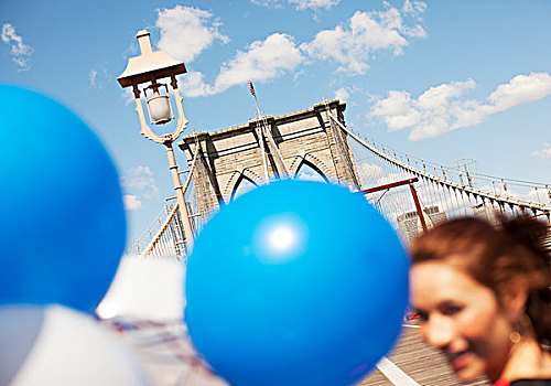 情侣,气球,走,城市,桥