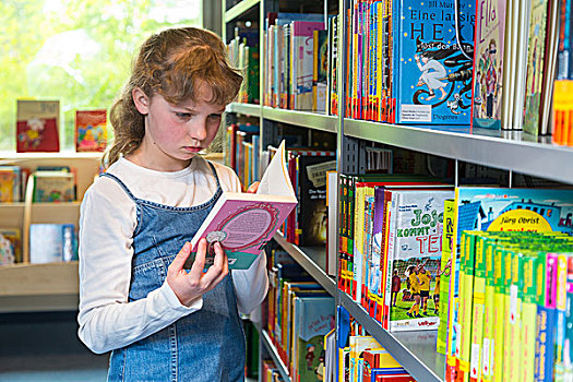 女孩,10岁,图书馆,公共图书馆,萨克森,德国,欧洲