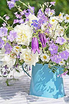 紫色,白花,瓷釉,罐,花园桌