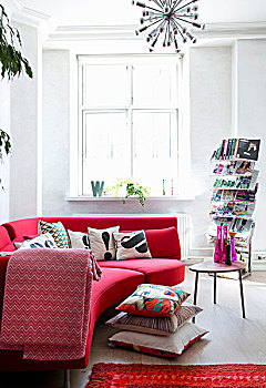 红色,设计师,沙发,一堆,垫子,地板,杂志,架子,边桌,整修,时期,建筑,复古,氛围
