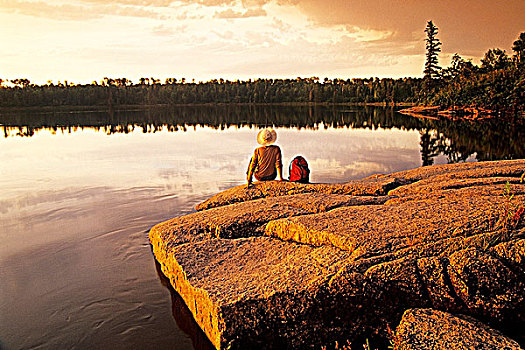 远足者,放松,石头,湖,怀特雪尔省立公园,曼尼托巴,加拿大