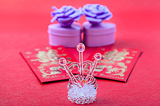 水晶皇冠婚礼请柬和紫色玫瑰花的礼盒