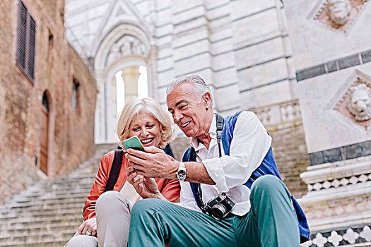 游客,情侣,看,智能手机,锡耶纳,大教堂,楼梯,托斯卡纳,意大利