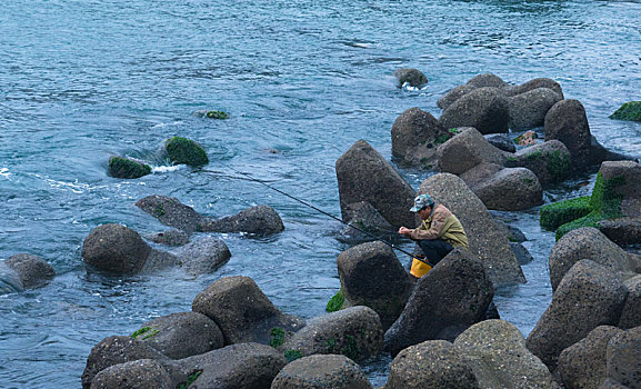 海边钓鱼者