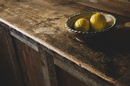 俯拍,特写,两个,柠檬,陶器,碗,旧式,木质,厨柜