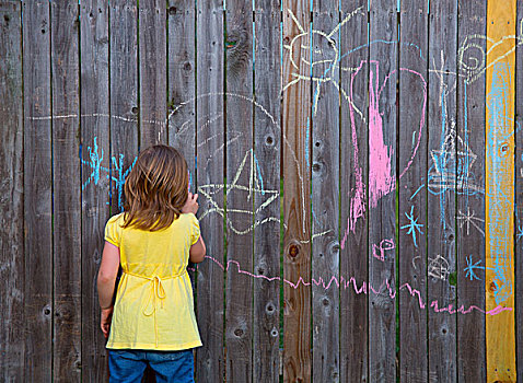 儿童,女孩,玩,绘画,粉笔,后院,木篱