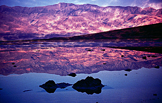 反射,山脉,水中,死亡谷国家公园,加利福尼亚,美国