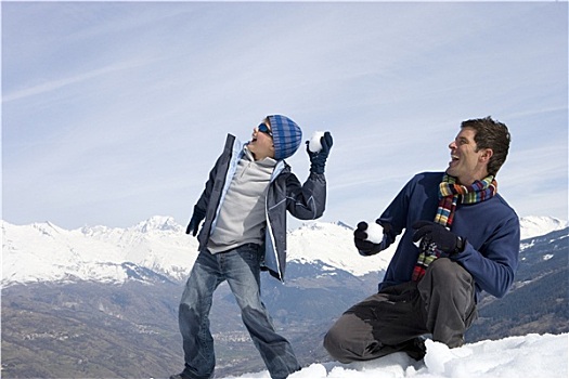 父子,7-9岁,雪球,争斗,雪中,地点,山脉,背景