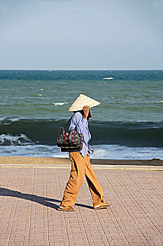 越南,女人,锥形,帽子,走,海滩,散步场所,芽庄