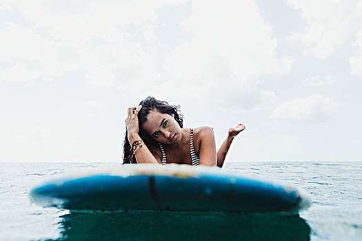 贴地拍摄,风景,女人,冲浪板,看镜头,瓦胡岛,夏威夷,美国