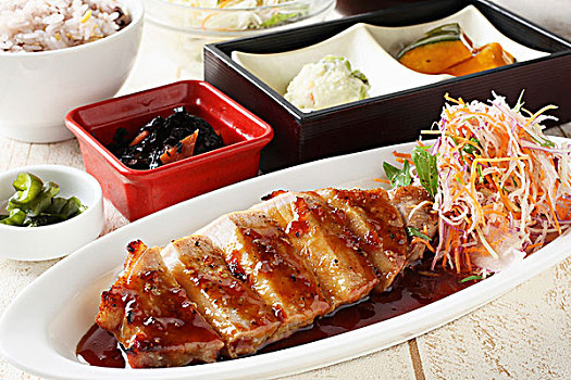 猪排骨,沙拉,米饭,日本