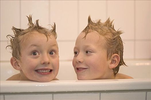 两个,小男孩,7岁,浴缸