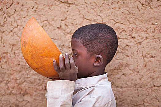 侧面,6岁,男孩,喝,牛奶,大,葫芦属植物,瓦加杜古,布基纳法索
