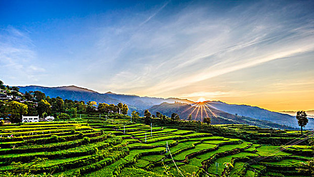 南岗排瑶寨全景,梯田,日落