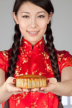 中国女子手捧月饼