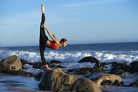 女人,运动装,练习,岩石上,海滩