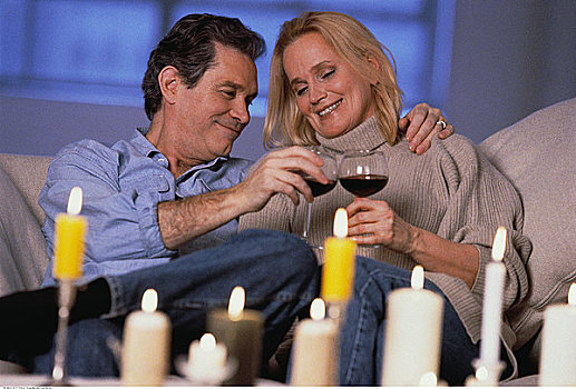 夫妻,坐,沙发,葡萄酒杯