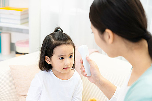 媽媽給女兒測(cè)體溫