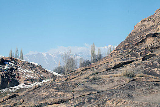 新疆哈密,雪后天山脚下美景