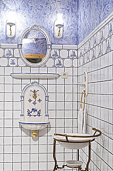 椭圆,镜子,高处,盥洗池,蓝色,白色,砖瓦,浴室,波兰