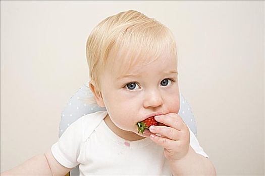 男婴,吃,草莓