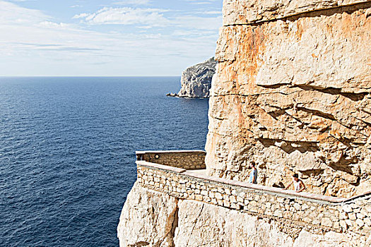 俯拍,男青年,海洋,露台,雕刻,悬崖,洞穴,萨丁尼亚,意大利