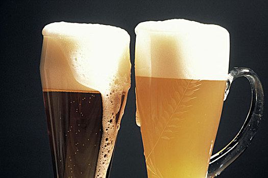 两个,玻璃杯,啤酒,暗色,小麦啤酒,亮光