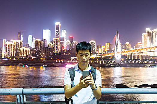 男青年,手机,城市,现代