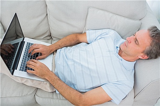 男人,躺着,沙发,打字,笔记本电脑