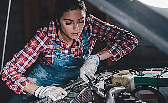 女性,技工,修理汽车,引擎,工作间