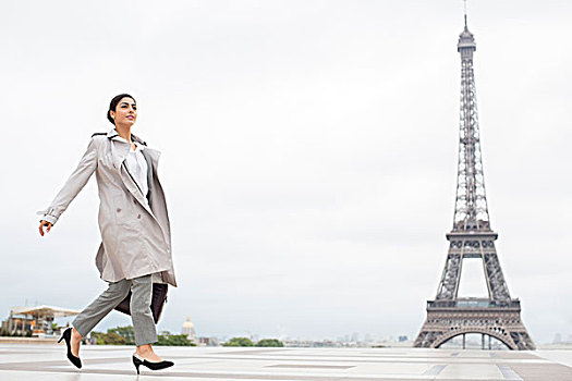 职业女性,走,过去,埃菲尔铁塔,巴黎,法国