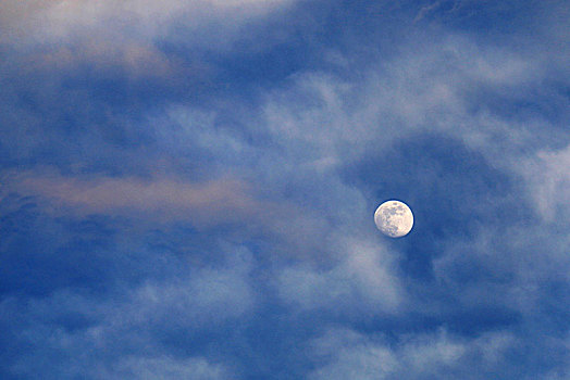 蓝色天空上的月亮