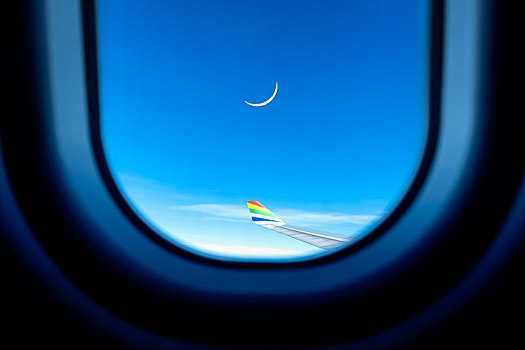 飞机舷窗外的月亮